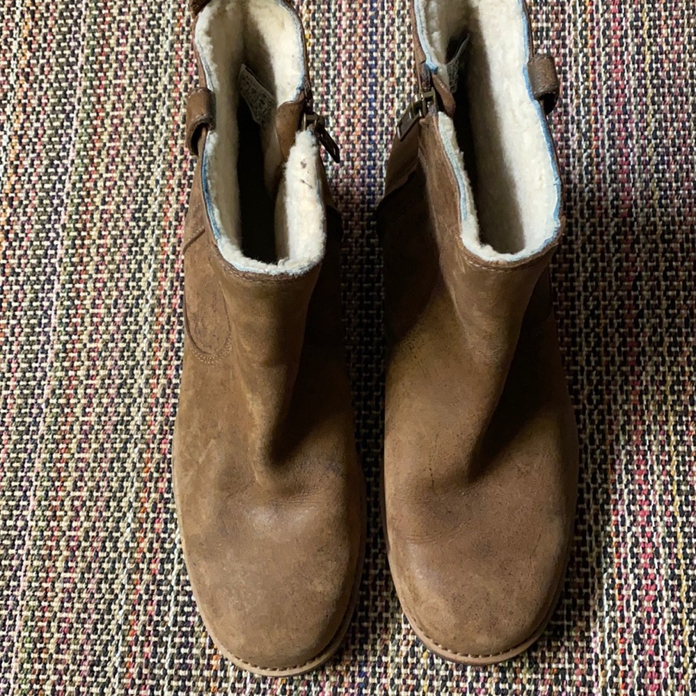 LIKE NEW UGG Australia tan sheepskin size 9 heel 1 1/2 inch great for winter